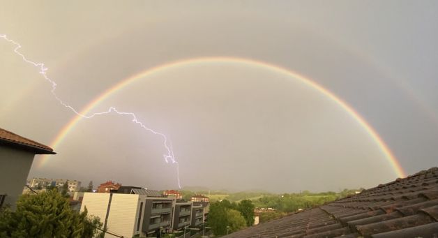 Tormenta entre arco iris