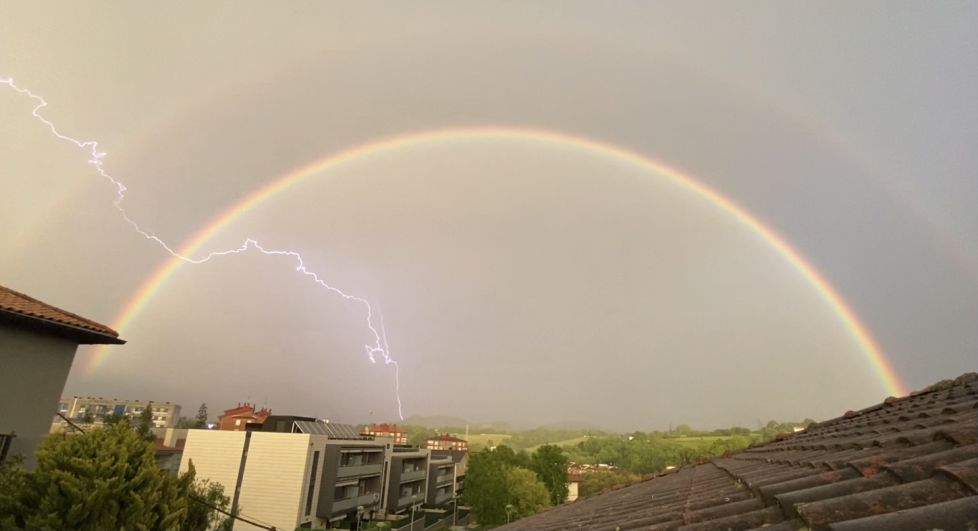 Tormenta entre arco iris