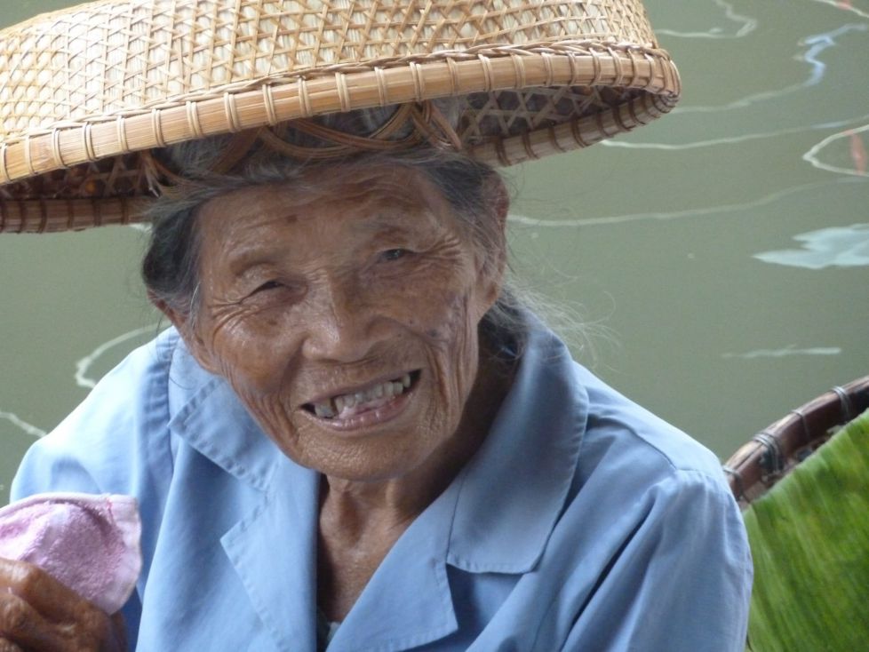 Vendedora en el mercado flotante.