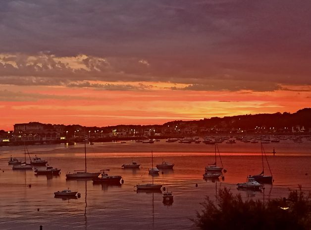 Amanecer entre rosa y rojo