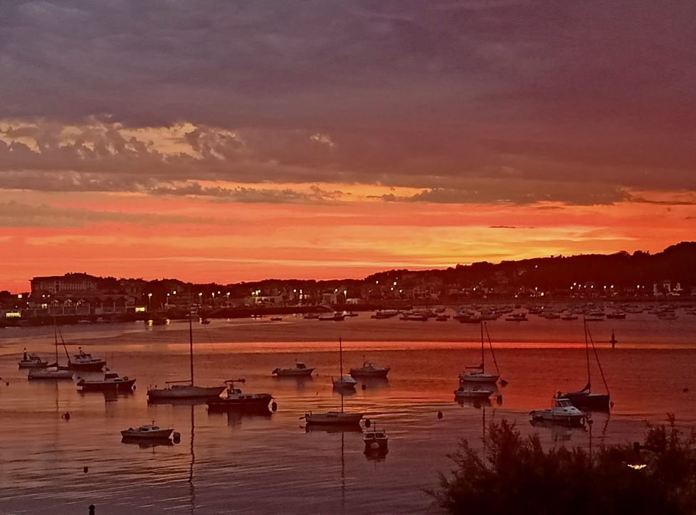 Amanecer entre rosa y rojo