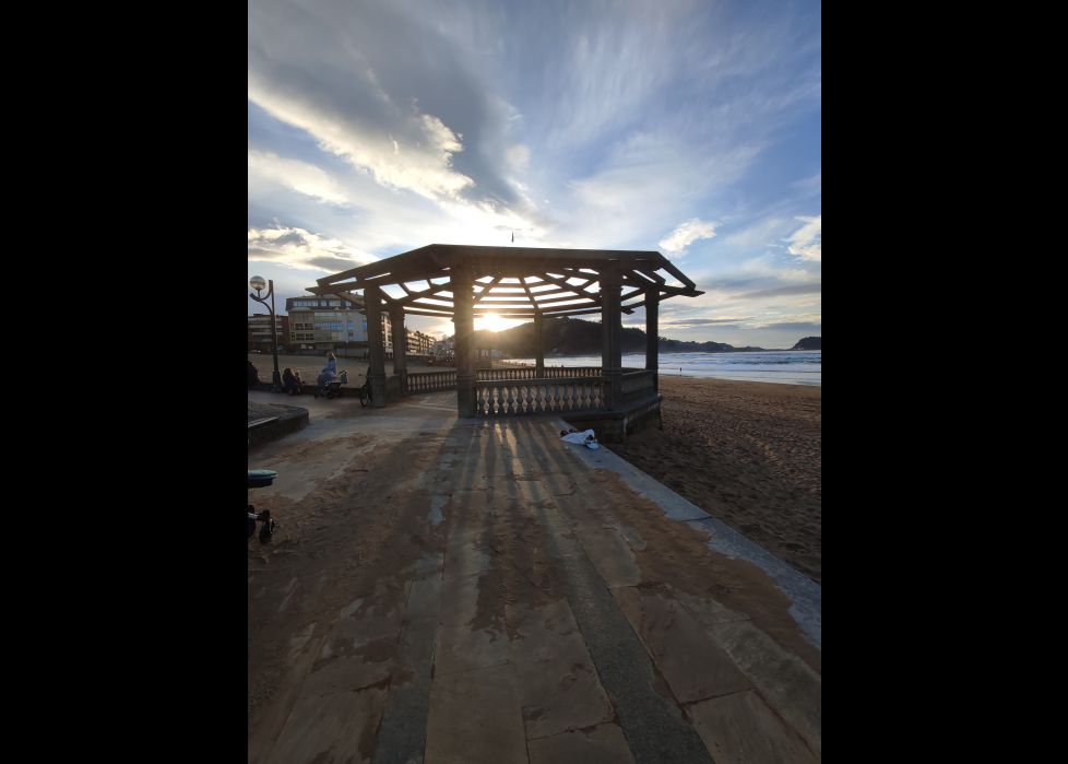 Atardecer bajo la tela de araña