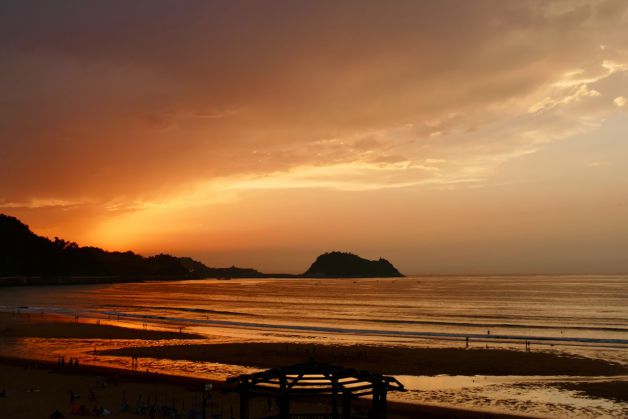 Atardecer de hoy en la playa de Zarautz