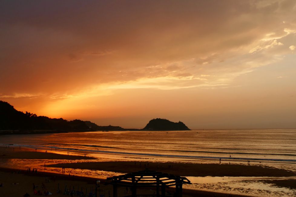 Atardecer de hoy en la playa de Zarautz