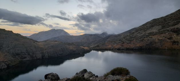 Atardecer en la inmensidad de la montaña
