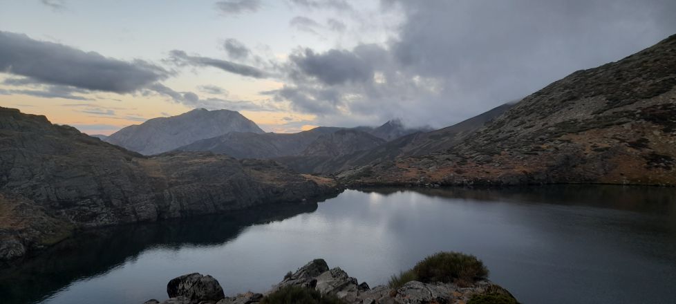 Atardecer en la inmensidad de la montaña
