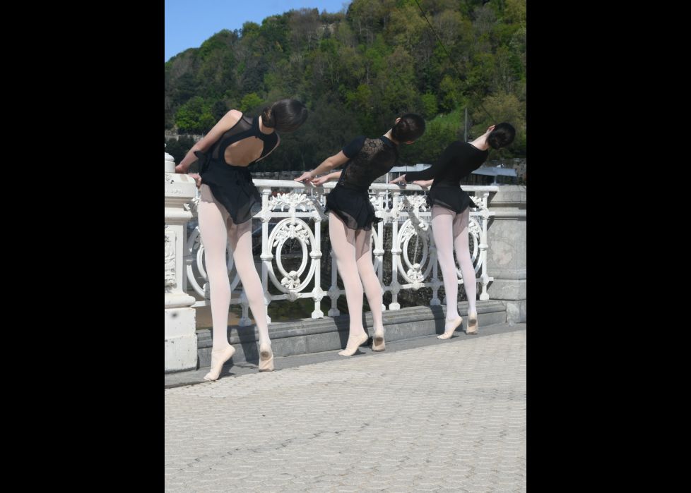 Ballet en la barandilla de La Concha. 