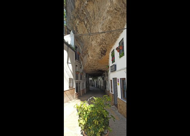 Casas enclavadas en la roca.