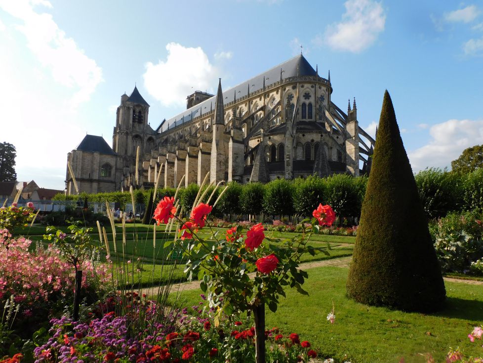 La Catedral dentro del jardín.