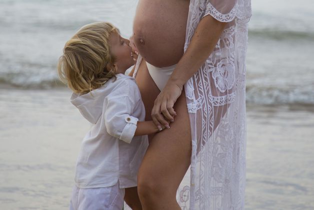 Conversando con su hermanita