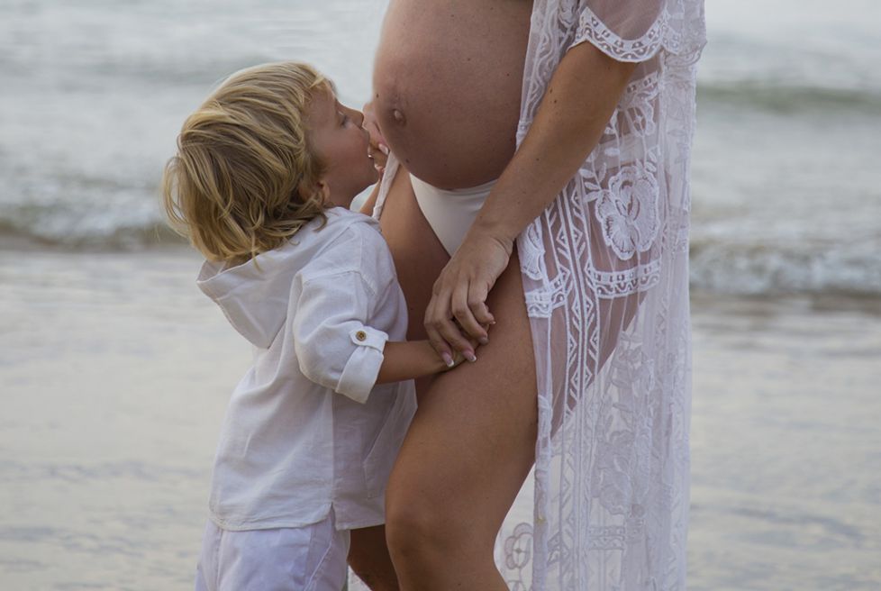 Conversando con su hermanita