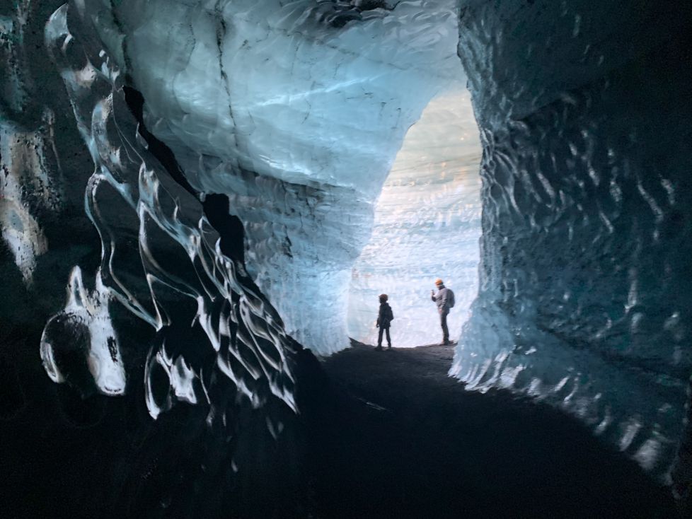 Cueva de hielo en un glaciar de Islandia