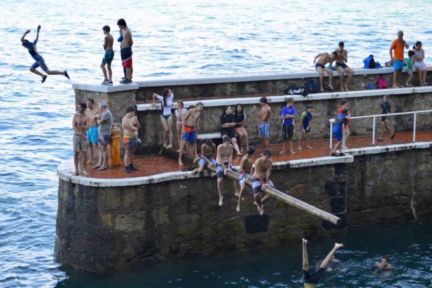 L@s chavales jugando en verano en el puerto de Zarautz