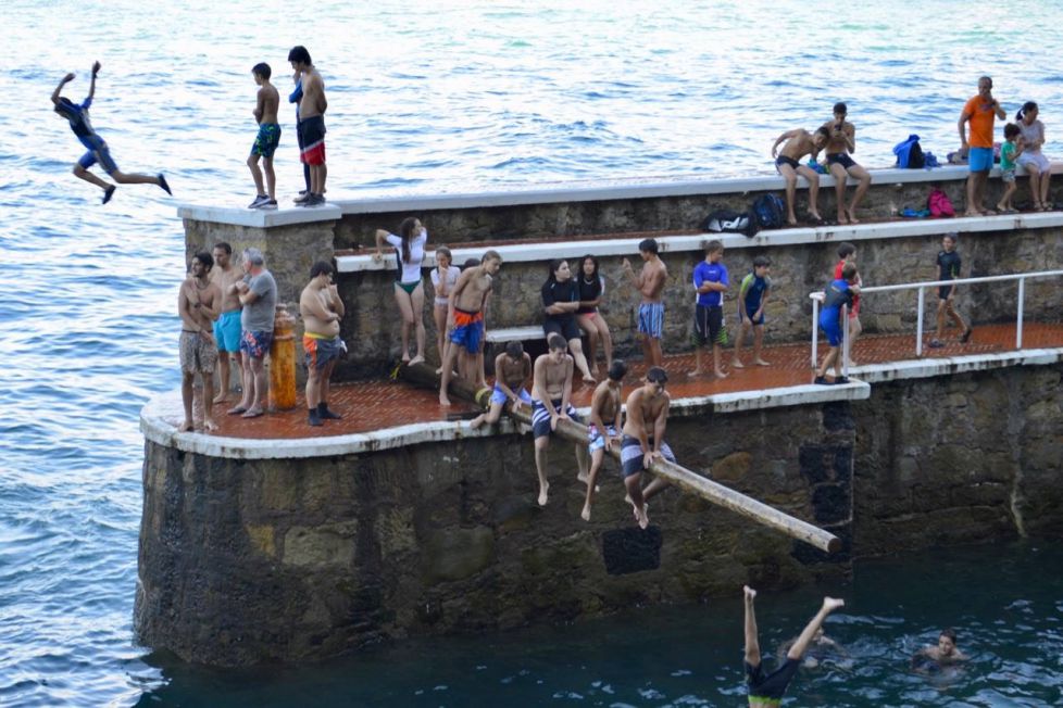 L@s chavales jugando en verano en el puerto de Zarautz