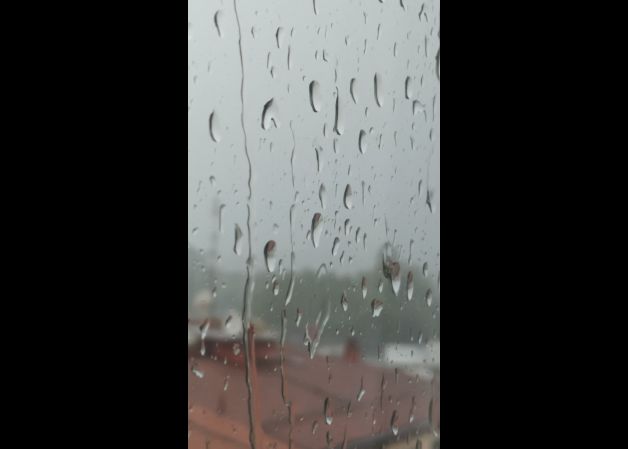 ...llueve, detrás de los cristales llueve y llueve...