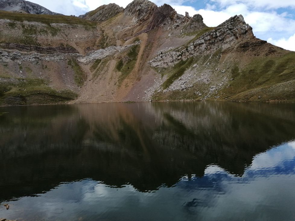 Mañana luminosa en el ibon de Asnos