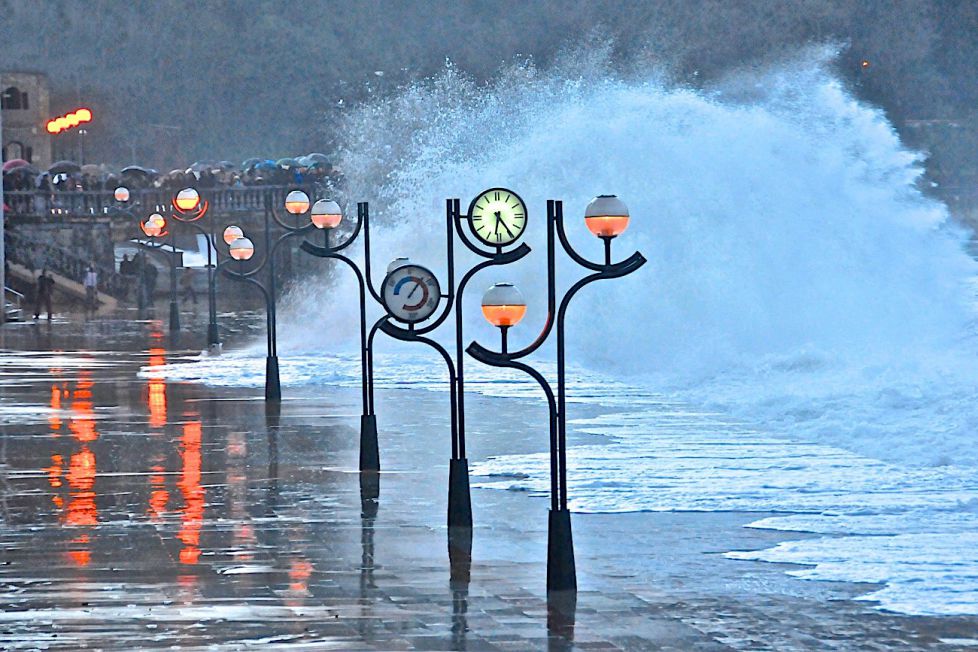 Olas gigantes en la playa de Zarautz
