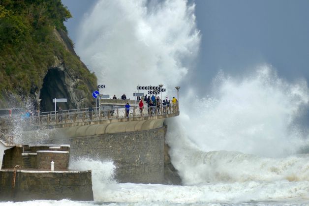 Olas gigantes en Zarautz 