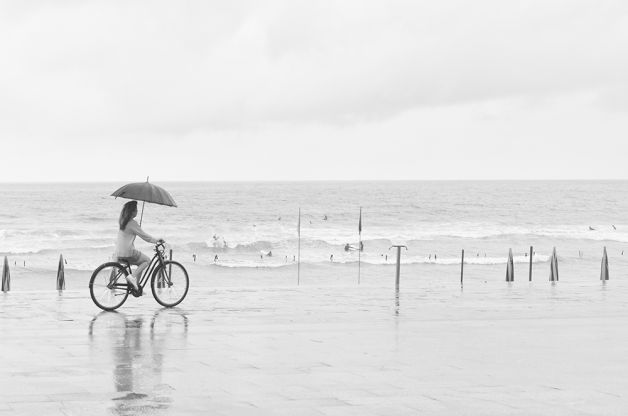Paseo en bici bajo el txirimiri.