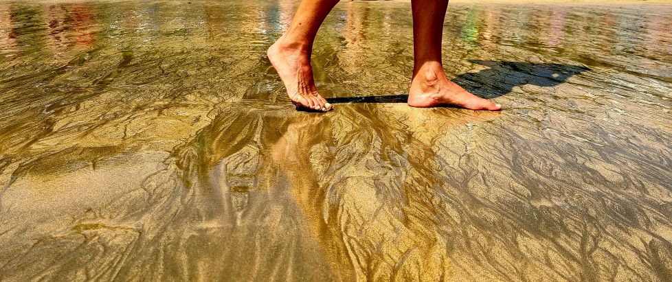 Pisando la arena  cristalina