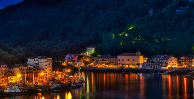 Pueblo de pescadores de noche 