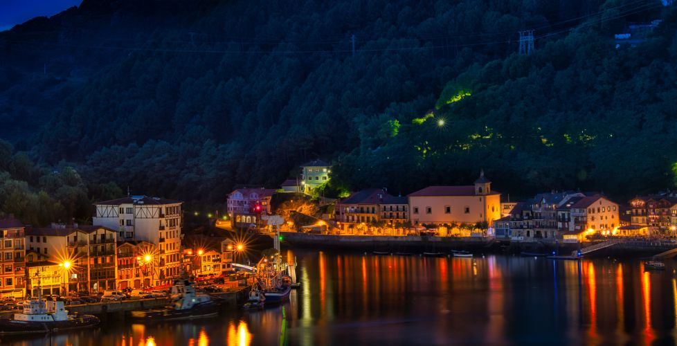 Pueblo de pescadores de noche 