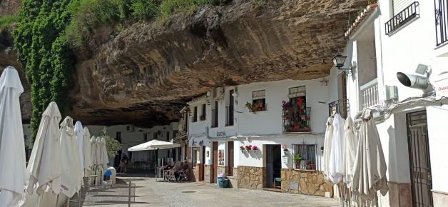 Roca haciendo de techo de las casas