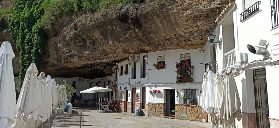 Roca haciendo de techo de las casas