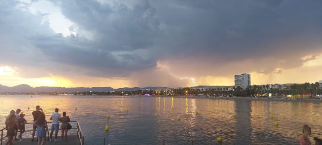 Sol y tormenta (rayos)