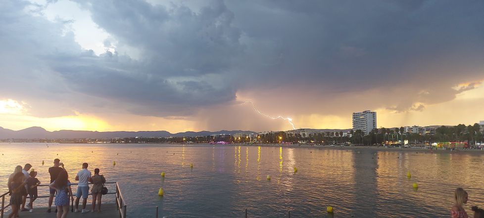 Sol y tormenta (rayos)