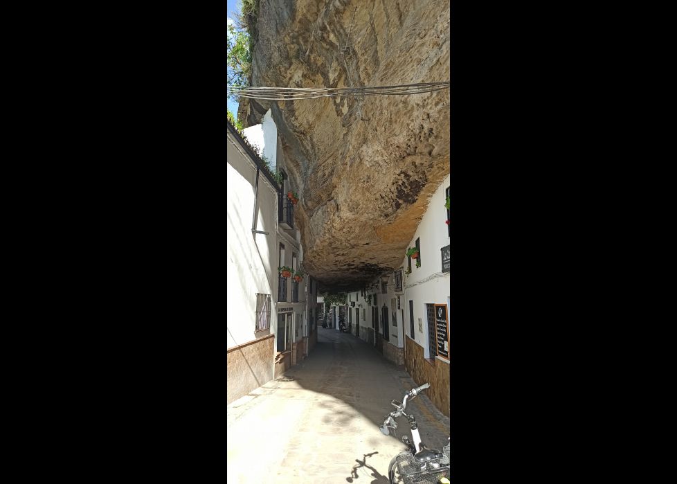 Casas incrustadas en la piedra.