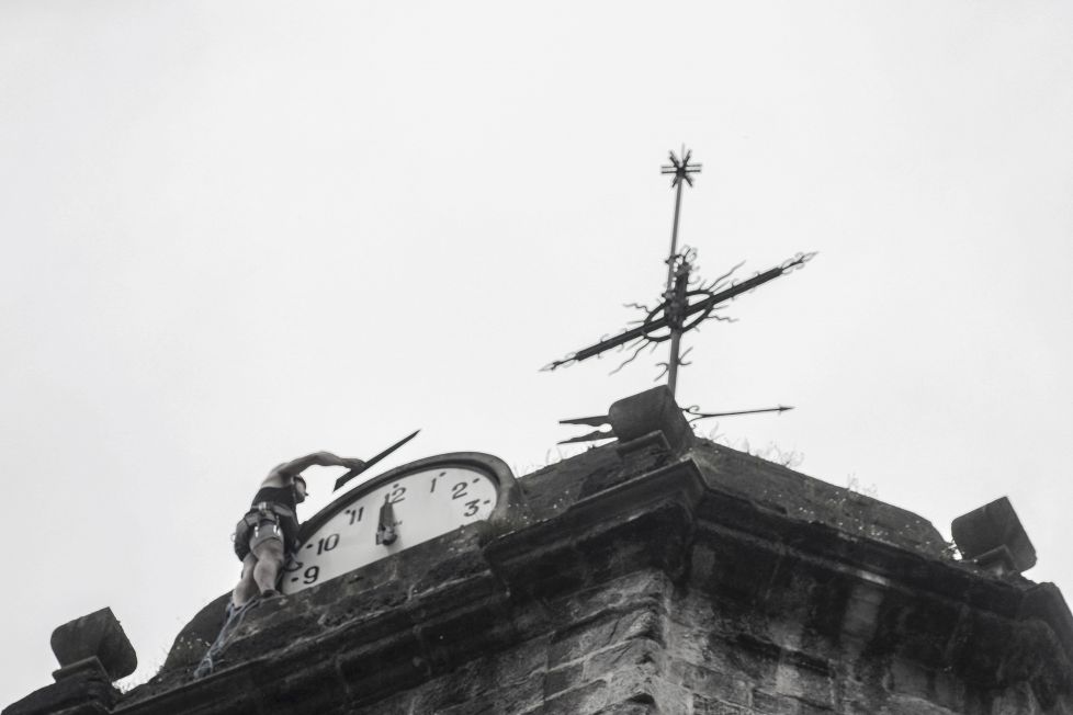 Con la aguja en la mano