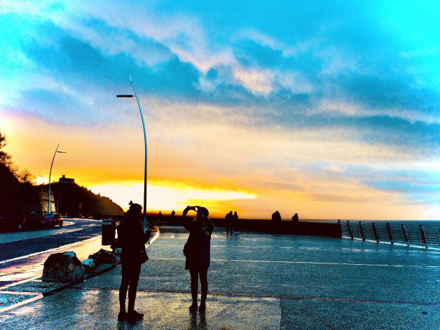 Dos turistas en el paseo nuevo