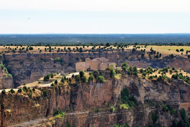 La ermita en el cañón.