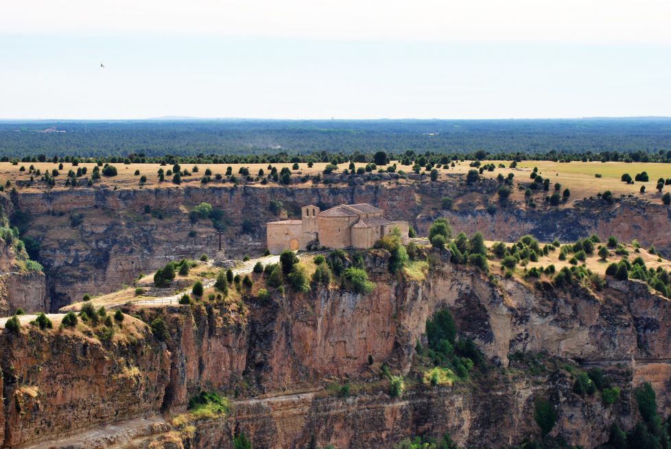 La ermita en el cañón.
