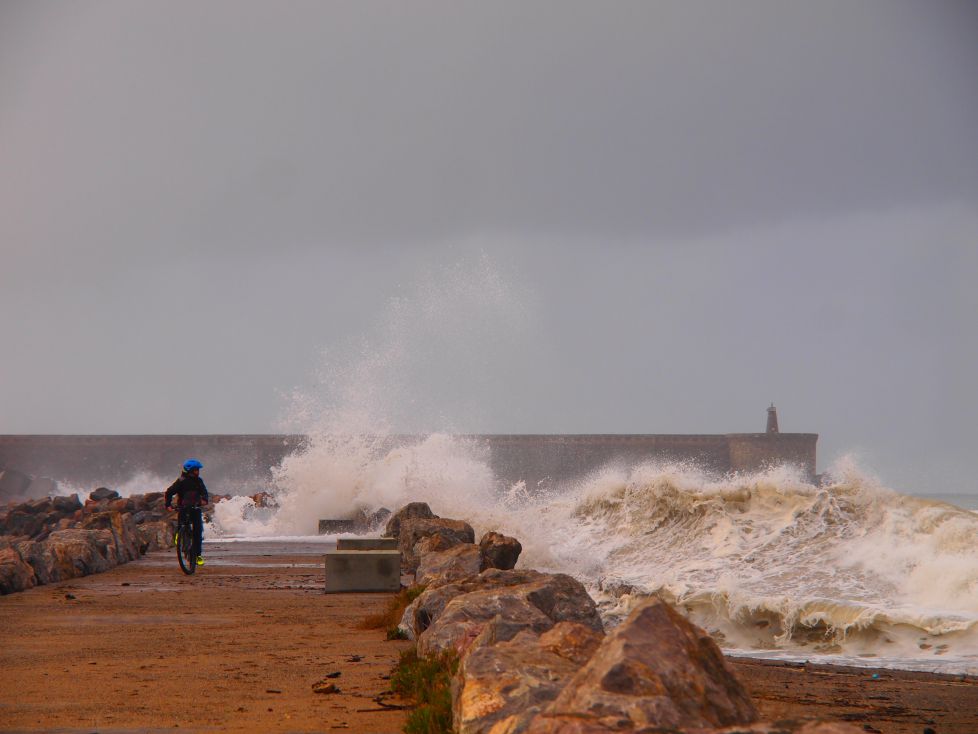 Escapando de las olas