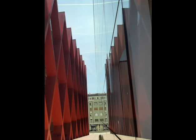 Estructuras laterales en rojo