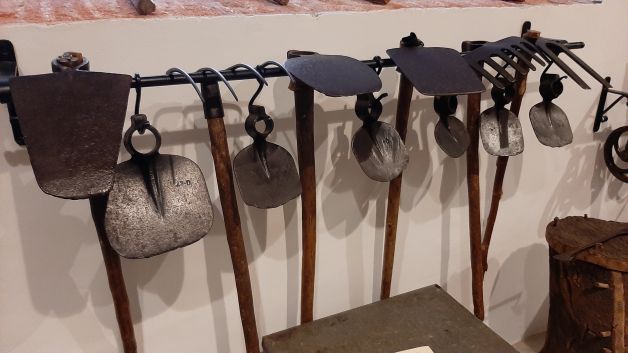 Exposición de azadas