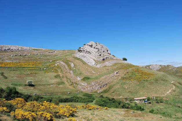 Farallón rocoso en el páramo.