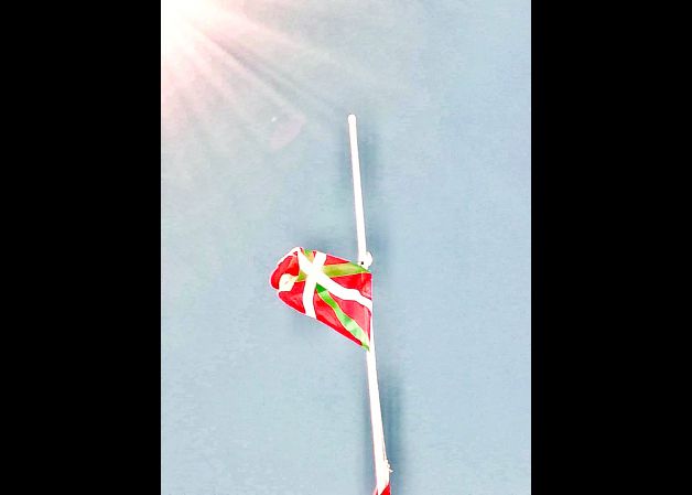 El flameó de la ikurriña