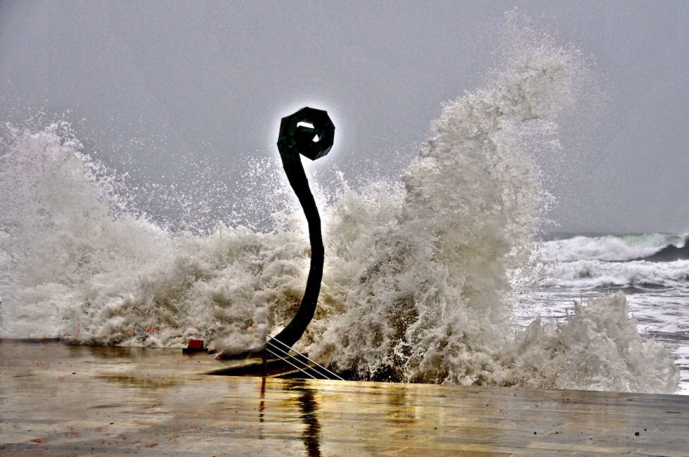 Grandes olas en playa de Zarautz 