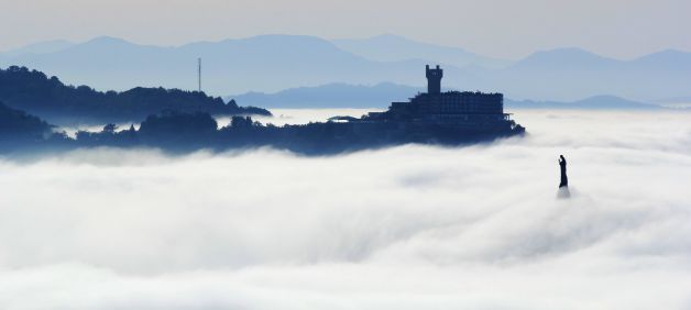 La niebla esconde