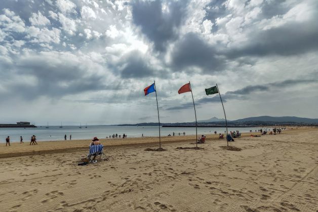 Nubes y viento en la playa