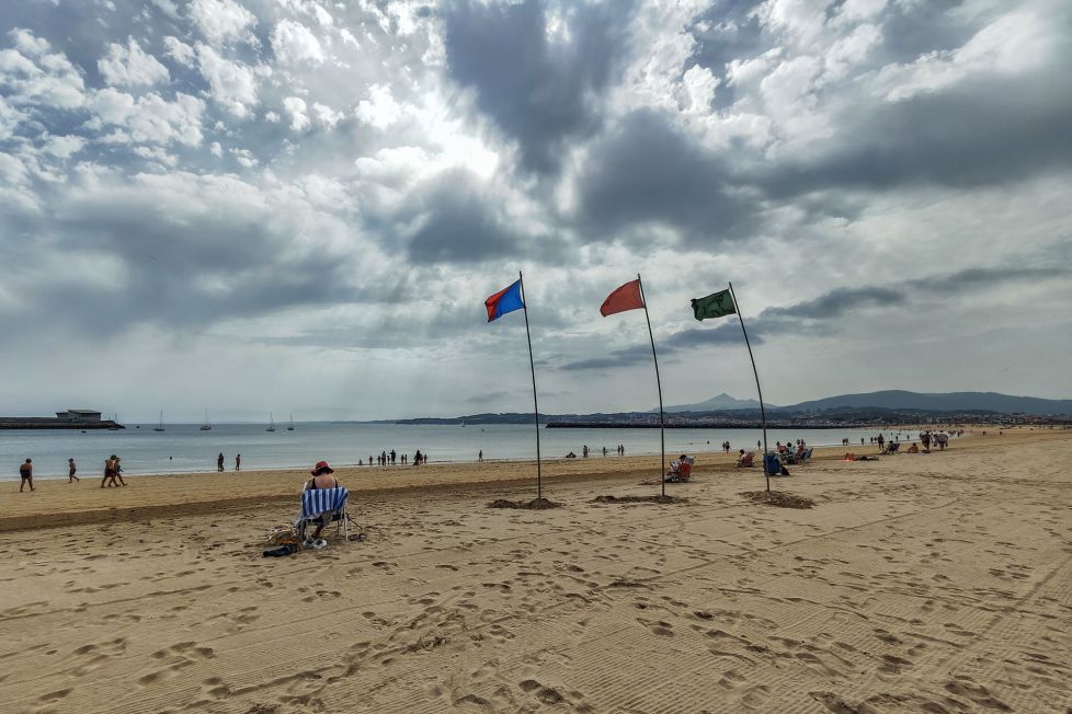 Nubes y viento en la playa