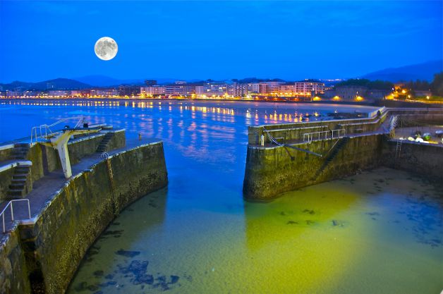 Puerto de Zarautz con la luna llena