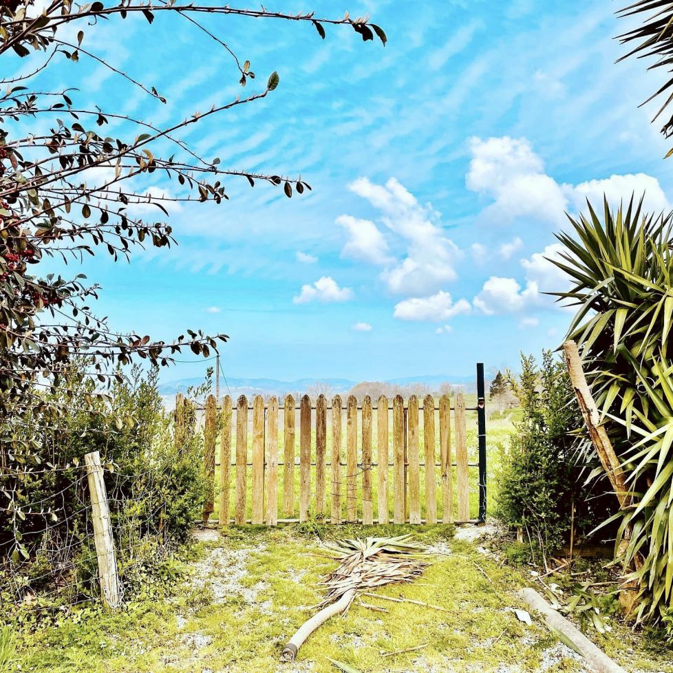 ¿ que habrá después de cruzar esa valla ?