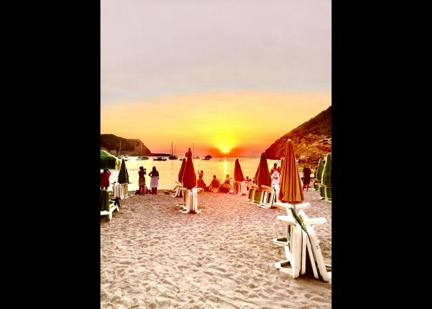 Sombrillas viendo el atardecer 