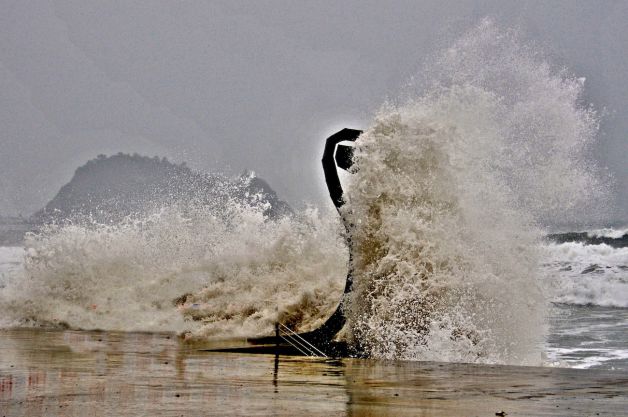 Temporal de olas en la playa de Zarautz 