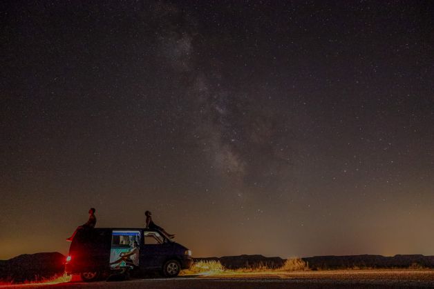 Amigos bajo la luz de las estrellas