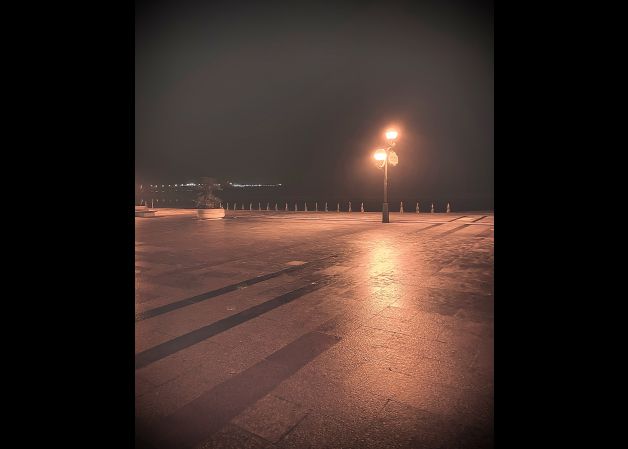 Argiak piztuta topatzen ditut Kalera irteten naizen orduan